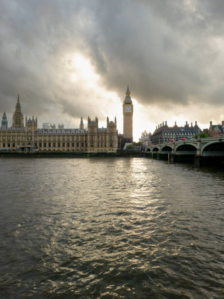 the houses of parliament in westminster, london, england - local landmark international landmark middle ages tower of london imagens e fotografias de stock