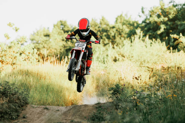 주니어 스포츠맨의 라이브 샷, 더운 여름날, 야외에서 오토바이에 오토바이 훈련. 모토크로스 라이더가 행동하고 있습니다. 모토크로스 스포츠, 도전 과제 - action off road vehicle motocross cycle 뉴스 사진 이미지