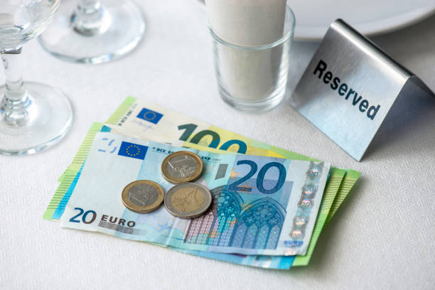 währung der europäischen union auf einem tisch mit quittungsschein, weingläsern, teller im restaurant in europa - european union currency order finance currency stock-fotos und bilder