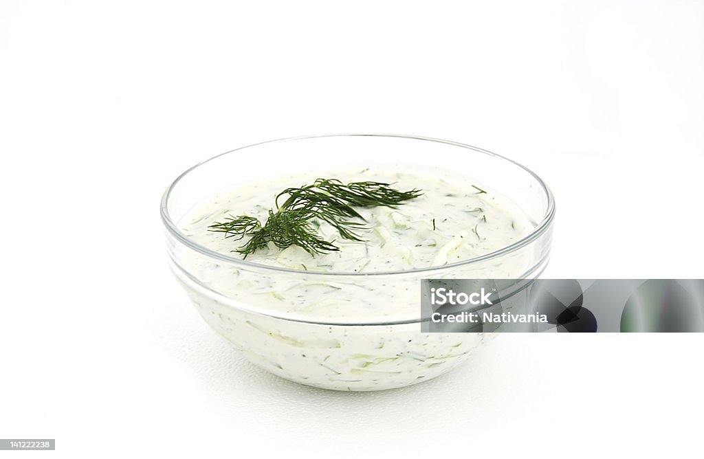 Bulgare yaourt froid Tarator "une soupe» - Photo de Bol et saladier libre de droits