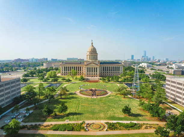 luftaufnahme des oklahoma state capitol complex - oklahoma city oklahoma city urban scene stock-fotos und bilder