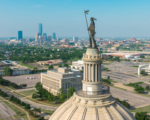 vista aérea do complexo do capitólio do estado de oklahoma - oklahoma state capitol - fotografias e filmes do acervo