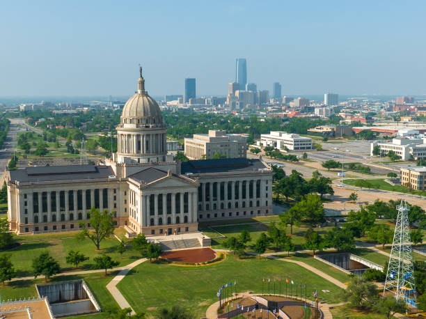 vista aérea do complexo do capitólio do estado de oklahoma - oklahoma state capitol - fotografias e filmes do acervo