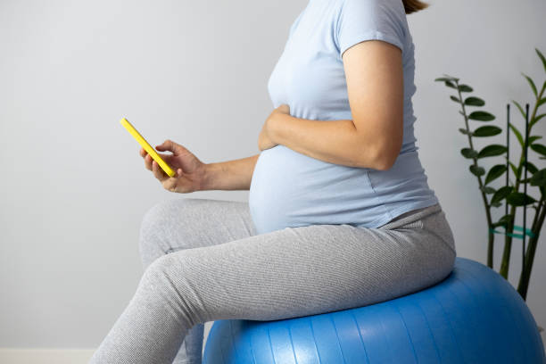 fitball에 임신한 여자 - labour room 뉴스 사진 이미지