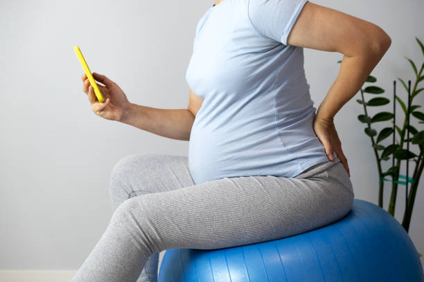 беременная женщина на фитбол - human pregnancy prenatal care relaxation exercise ball стоковые фото и изображения