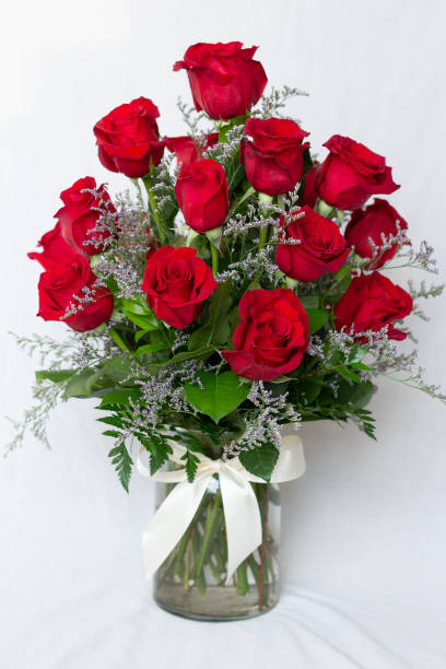 18 disposizione vaso rosa rossa - rose valentines day bouquet red foto e immagini stock