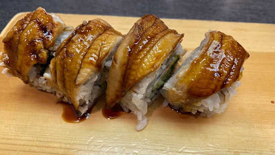 Dragon rolls are sushi rolls made with conger eel or eel instead of nori. It is a sushi roll that originated overseas, not in Japan.