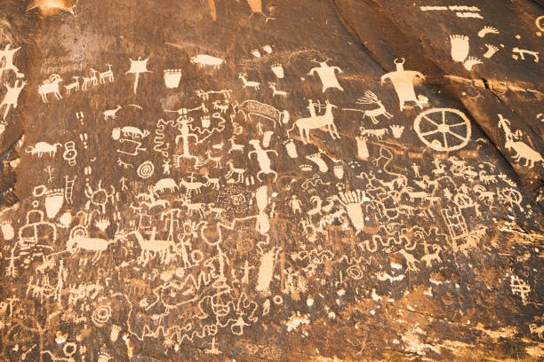 antiguos dibujos rupestres en pared de arenisca - prehistoric art fotos fotografías e imágenes de stock