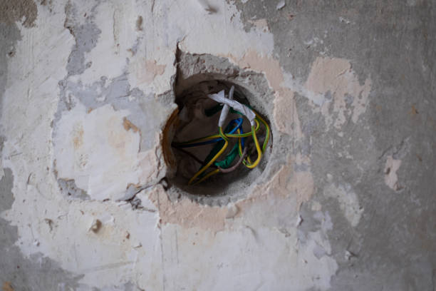 istock Old electric wire in wall. Renovation of flat 1412299937