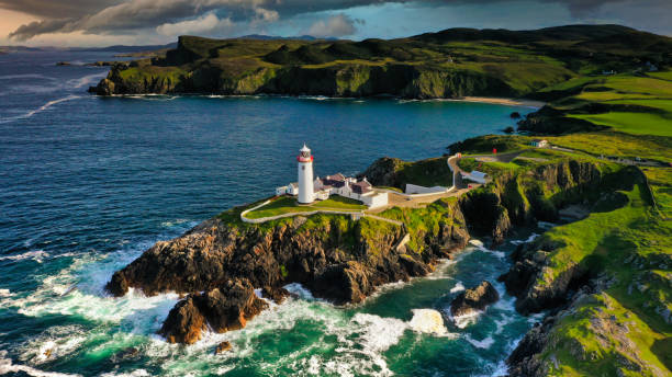 faro di fanad head - horizon summer beach cliff foto e immagini stock