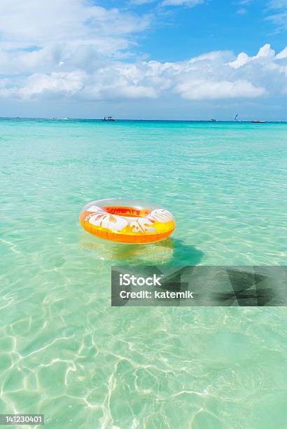 Natación En El Mar Circle Foto de stock y más banco de imágenes de Cinturón salvavidas - Cinturón salvavidas, Círculo, Embarcación marina