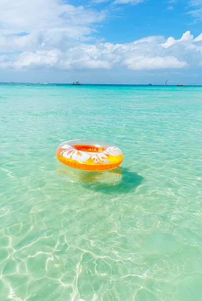istock Swimming in the sea circle 141230401