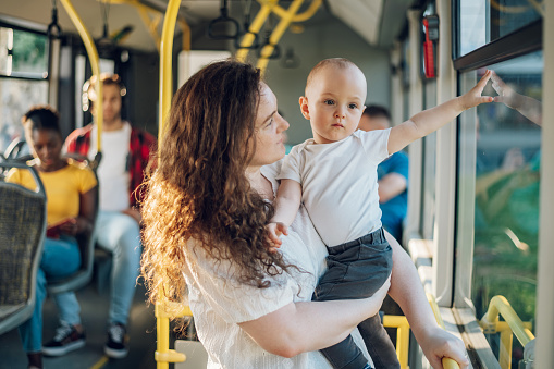 Madre y un bebé viajando en un autobús por la ciudad photo