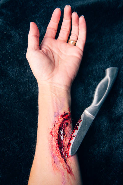 efectos especiales make up gash in arm with knife - blood human hand women murder fotografías e imágenes de stock