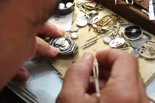 orologiaio che lavora - watch maker work tool repairing watch foto e immagini stock