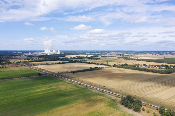 łużyce krajobrazowe z elektrownią węglową jaenschwalde - cottbus zdjęcia i obrazy z banku zdjęć