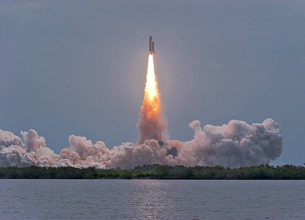 último avión de transbordador espacial atlantis - rocket booster fotos fotografías e imágenes de stock