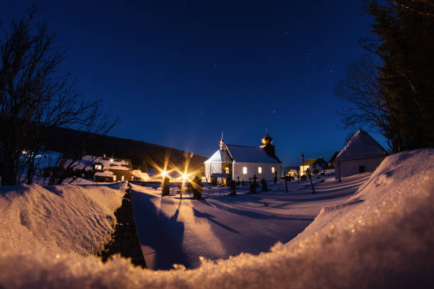 밤에 산속에있는 교회 - eastern europe mountain range mountain village 뉴스 사진 이미지