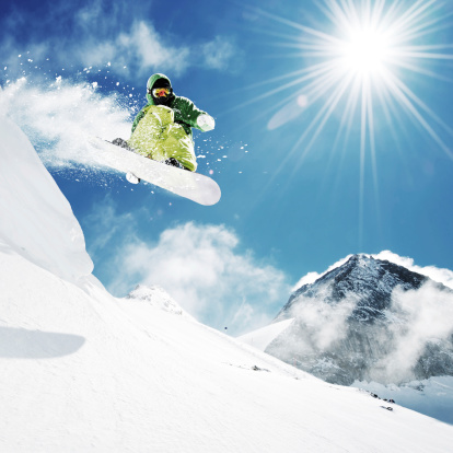 Snowboarder en el salto de la montaña photo