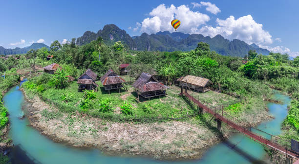 champa lao bungalows vang vieng, laos. es una excelente ubicación y una vista increíble en vang vieng. - laos hut southeast asia shack fotografías e imágenes de stock
