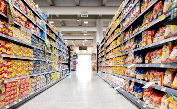 empty aisle at a supermarket - supermarket imagens e fotografias de stock