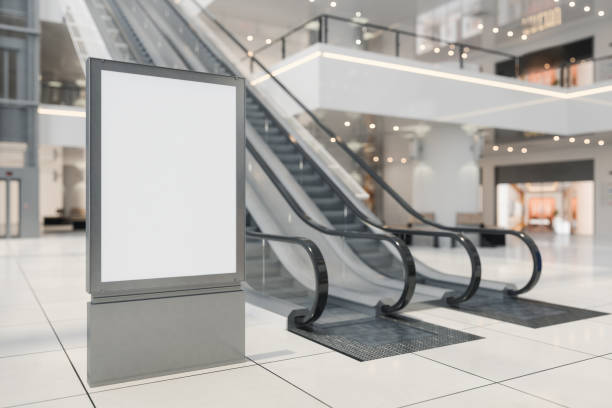 vista en primer plano de la valla publicitaria vacía en el centro comercial con fondo borroso - escalera mecánica fotografías e imágenes de stock