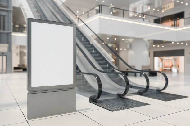 vista ravvicinata del cartellone pubblicitario vuoto nel centro commerciale con sfondo sfocato - lcd screen foto e immagini stock