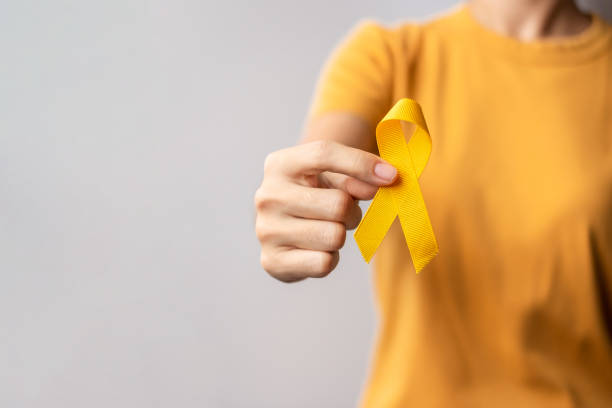 settembre giallo, giornata di prevenzione del suicidio, infanzia, sarcoma, cancro alle ossa e alla vescica mese di sensibilizzazione, nastro giallo per sostenere la vita e la malattia delle persone. concetto di sanità e giornata mondiale contro il cancro - suicidio foto e immagini stock