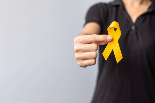 journée de prévention du suicide, mois de sensibilisation à l’enfance, au sarcome, au cancer des os et de la vessie, ruban jaune pour soutenir la vie et la maladie. enfants santé et concept de la journée mondiale contre le cancer - septembre photos et images de collection