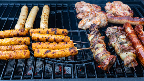 comida vegana y carne a la parrilla en una parrilla de carbón - salt sausage fire flame fotografías e imágenes de stock