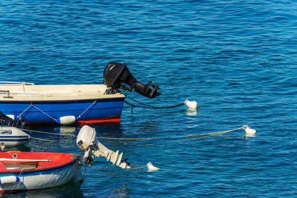 港に係留された船外機ボートのクローズアップ - リグーリア州イタリア - rowboat dinghy nautical vessel nautical equipment ストックフォトと画像