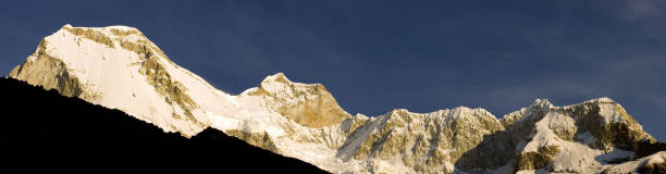 wieczorne światło nad pasmem górskim nevado huandoy, z laguna paron, parque nacional huascaran, wpisane na listę światowego dziedzictwa unesco, peru, ameryka południowa - mountain peru cordillera blanca mountain range zdjęcia i obrazy z banku zdjęć