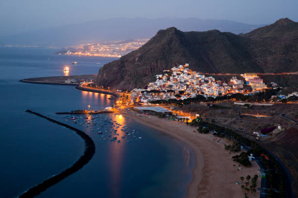 Praia playa de las Teresitas antes do amanhecer, Tenerife, Ilhas Canárias, Espanha, Atlântico, Europa - foto de acervo