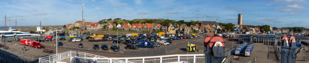 vue panoramique sur la mer sur west-terschelling prise depuis le ferry en direction de harlingen en août 2022. terschelling est l’une des îles de la mer des wadden aux pays-bas. - sea sky summer horizontal photos et images de collection