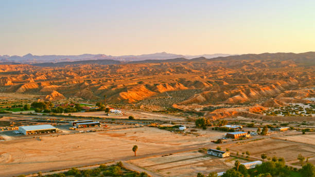 vista de la ciudad del valle de moapa - moapa valley fotografías e imágenes de stock