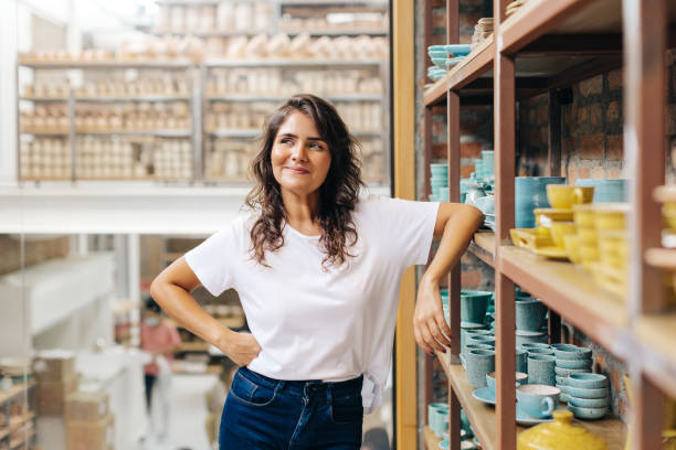 新しいクリエイティブなアイデアを考える陽気な陶磁器店主 - potter small business pottery happiness ストックフォトと画像