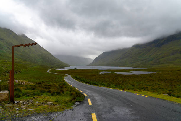 la fermata della doolough valley sulla strada panoramica wild atlantic way nell'irlanda occidentale - republic of ireland mayo road lake foto e immagini stock