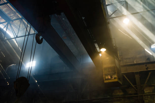 鋳物工場で動作する大型産業用クレーン - sky light lighting equipment color image ストックフォトと画像