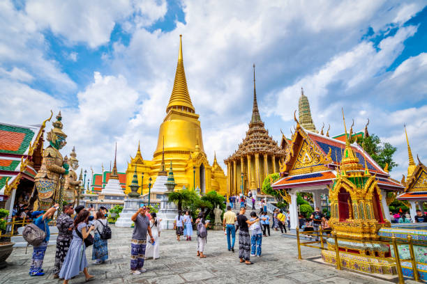 wat phra kaew alter tempel in bangkok thailand - wat blue ancient old stock-fotos und bilder