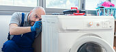 professioneller-mechaniker-der-eine-waschmaschine-repariert.jpg?b=1&s=170x170&k=20&c=JUMBqrgzk2ue9QLl3Op2cyOZbwqPQWxwxm7Kwyp105g=