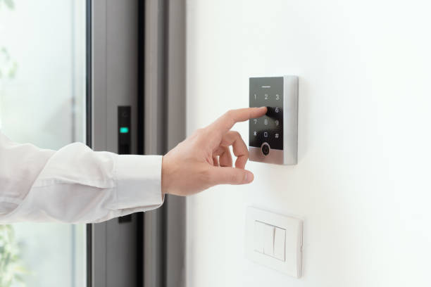 ホームセキュリティのアラームコードを設定する男 - security system security burglar alarm residential structure ストックフォトと画像