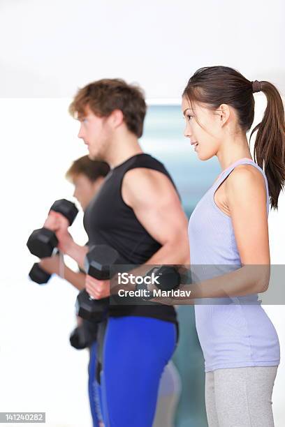 Fitnessmenschen Im Fitnessraum Stockfoto und mehr Bilder von Asiatischer und Indischer Abstammung - Asiatischer und Indischer Abstammung, Entspannungsübung, Fitnesseinrichtung