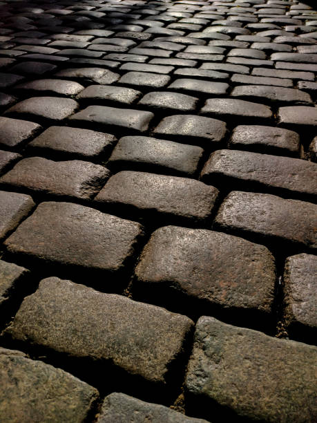 vieux trottoir bordé de pierres - paving stone cobblestone road old photos et images de collection