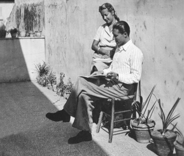 young italian couple in 1941. - 1941 imagens e fotografias de stock