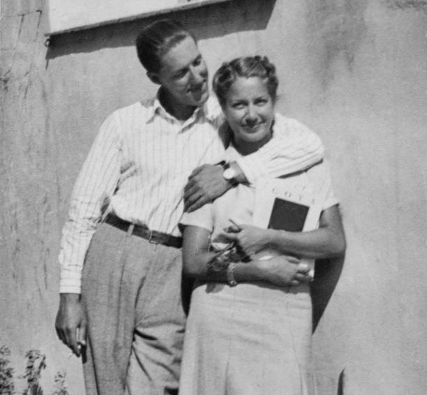 happy young italian couple in 1941. - 1941 imagens e fotografias de stock