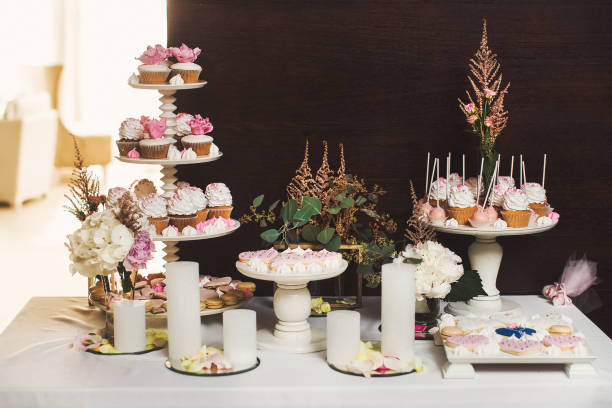 file di dessert sul tavolo del matrimonio - cake multi colored layered photography foto e immagini stock