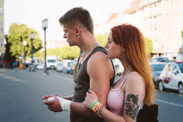 junges verliebtes paar im sommer in der stadt - 20s berlin germany heterosexual couple boyfriend stock-fotos und bilder