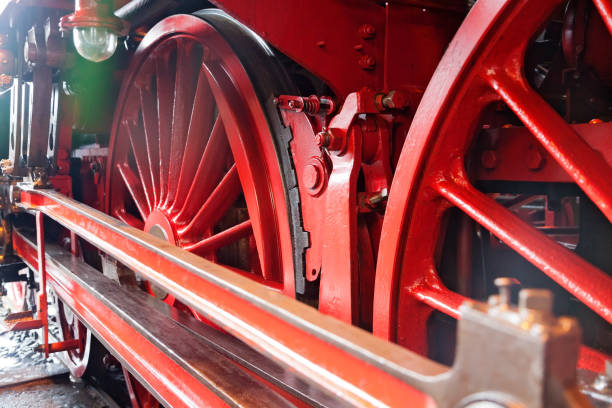 蒸気ロックの赤い駆動輪のクローズアップ - international tourism trade fair ストックフォトと画像