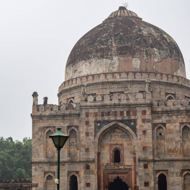 Mughal Architecture inside Lodhi Gardens, Delhi, India, Beautiful Architecture Inside the The Three-domed mosque in Lodhi Garden is said to be the Friday mosque for Friday prayer, Lodhi Garden Tomb arquitectura mogol dentro de los jardines de lodhi, delhi, india, hermosa arquitectura dentro de la mezquita de tres cúpulas en el jardín de lodhi se dice que es la mezquita del viernes para la oración del viernes, tumba del jardín de lodhi