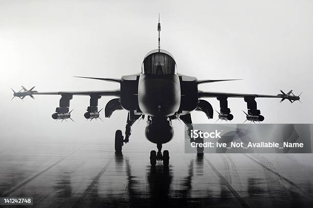 Foto de Lutador e mais fotos de stock de Avião de Combate - Avião de Combate, Avião Militar, Pista Asfaltada